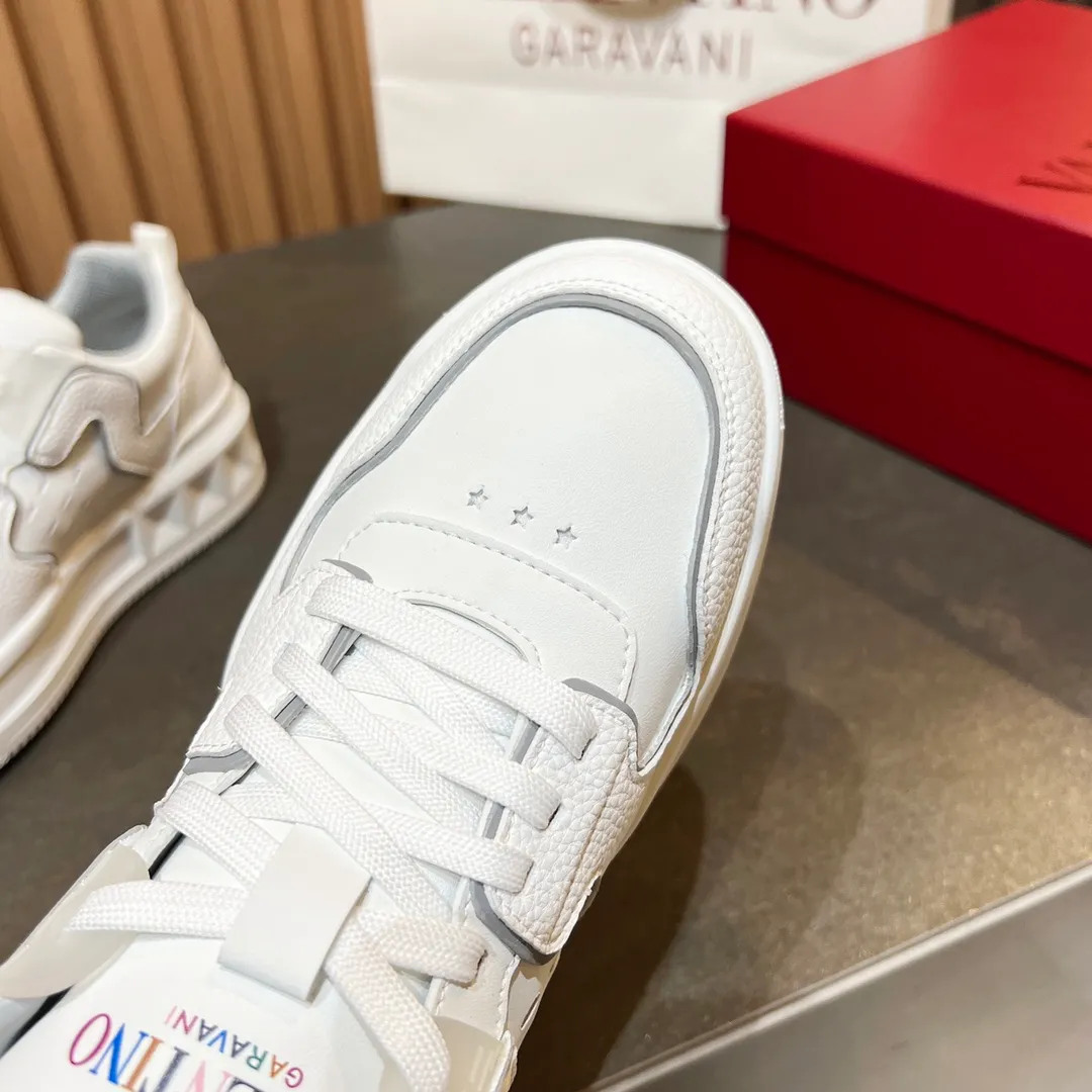 👟👟Ex-factory price 660👟👟 𝑽𝒂𝒍𝒆𝒏𝒕𝒊𝒏𝒐Valentino 𝑶𝒏𝒆𝑺𝒕𝒖𝒅 Couple casual sports shoes series Valentino 2024 new couple sports shoes are on sale. The original ZP was purchased and dismantled. Repeated pattern making and modification. I tried my best to restore it one to one! Top luxury masterpiece Signature five-pointed star design Soft and comfortable genuine leather with contrasting colors brings excellent and elegant texture and excellent on-foot comfort Top purchasing version upper: imported calfskin surface/original oil edge craftsmanship Outsole: original development 𝐓𝐏𝐔 two-color combination outsole Packaging: original configuration complete package Code number: 34-𝟒𝟓
